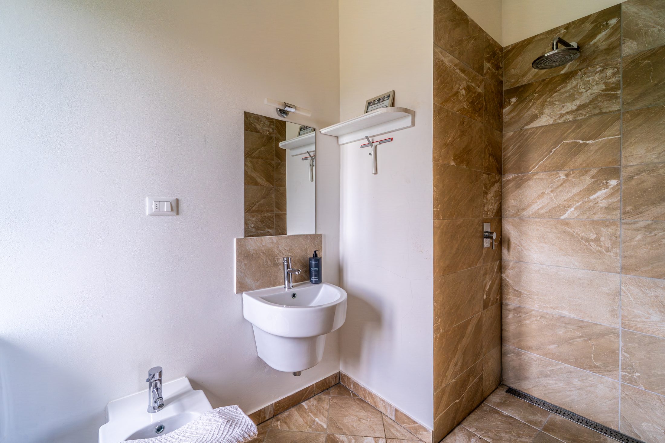 Apartment shower room with marble-effect tiles