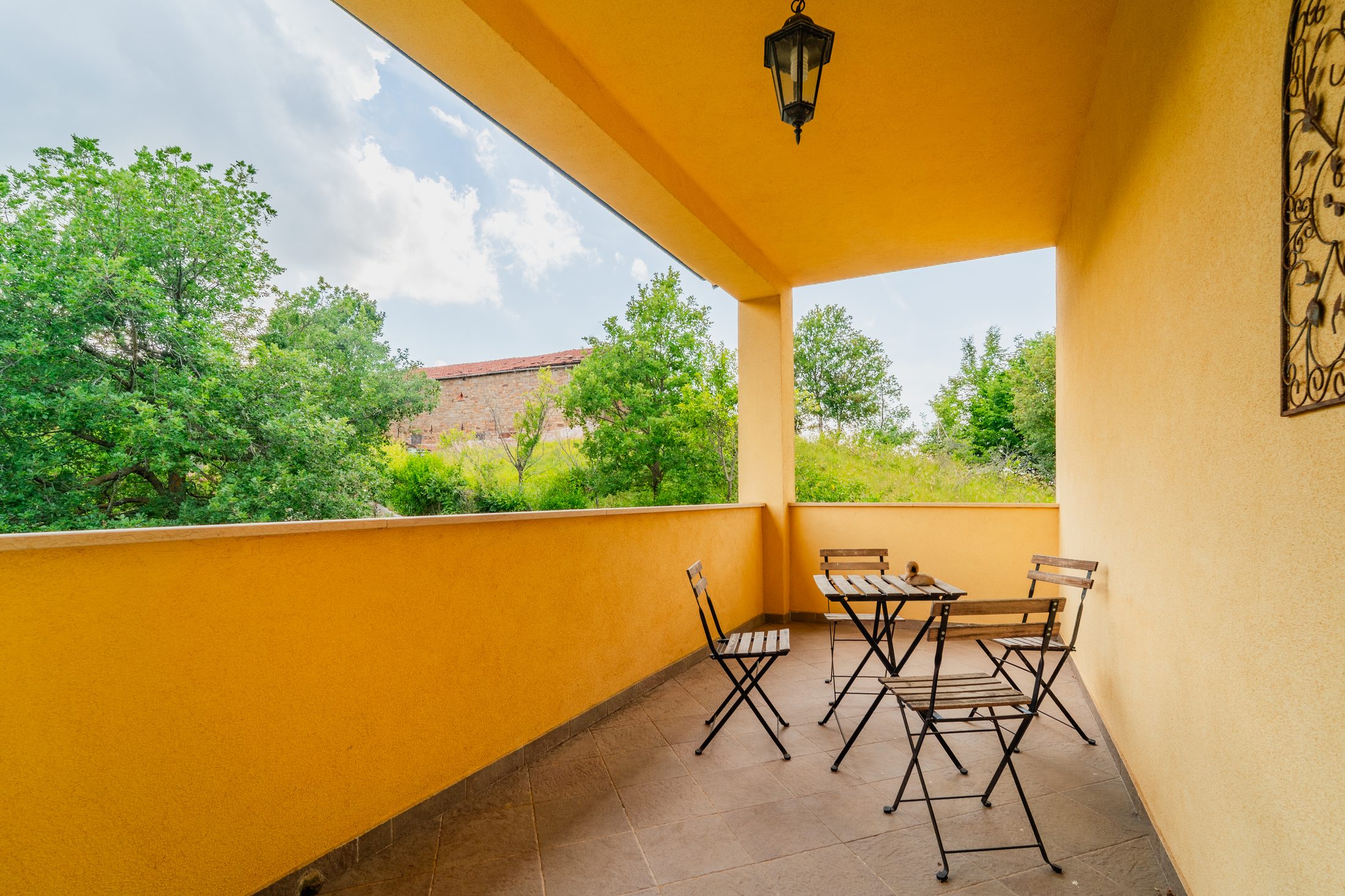 Private terrace with table and chairs overlooking the valley